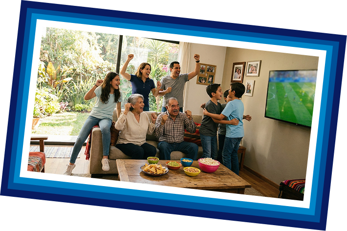 Imágen de familia disfrutando partido en casa